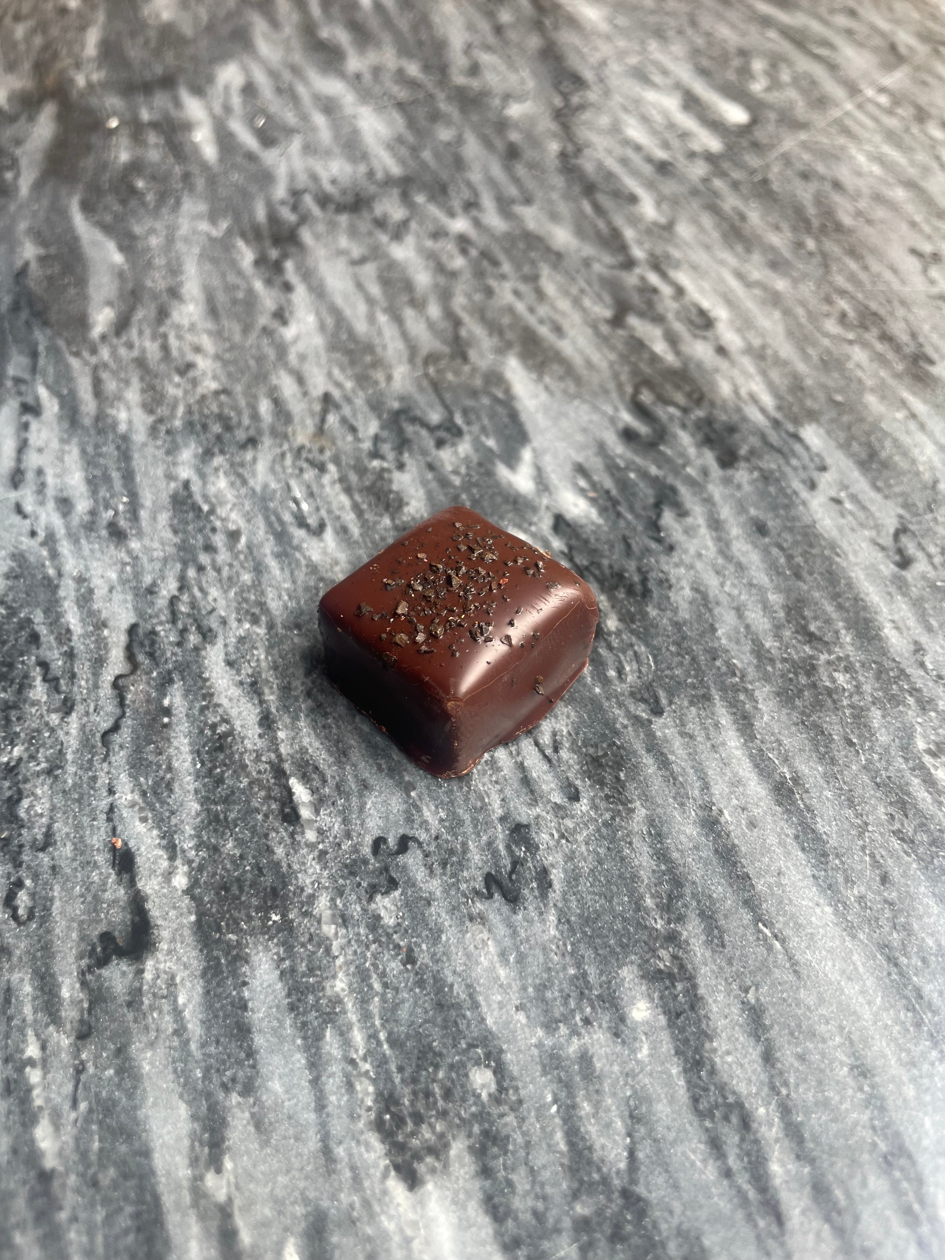 Pralin Mörk Ganache Lakrits (styck)