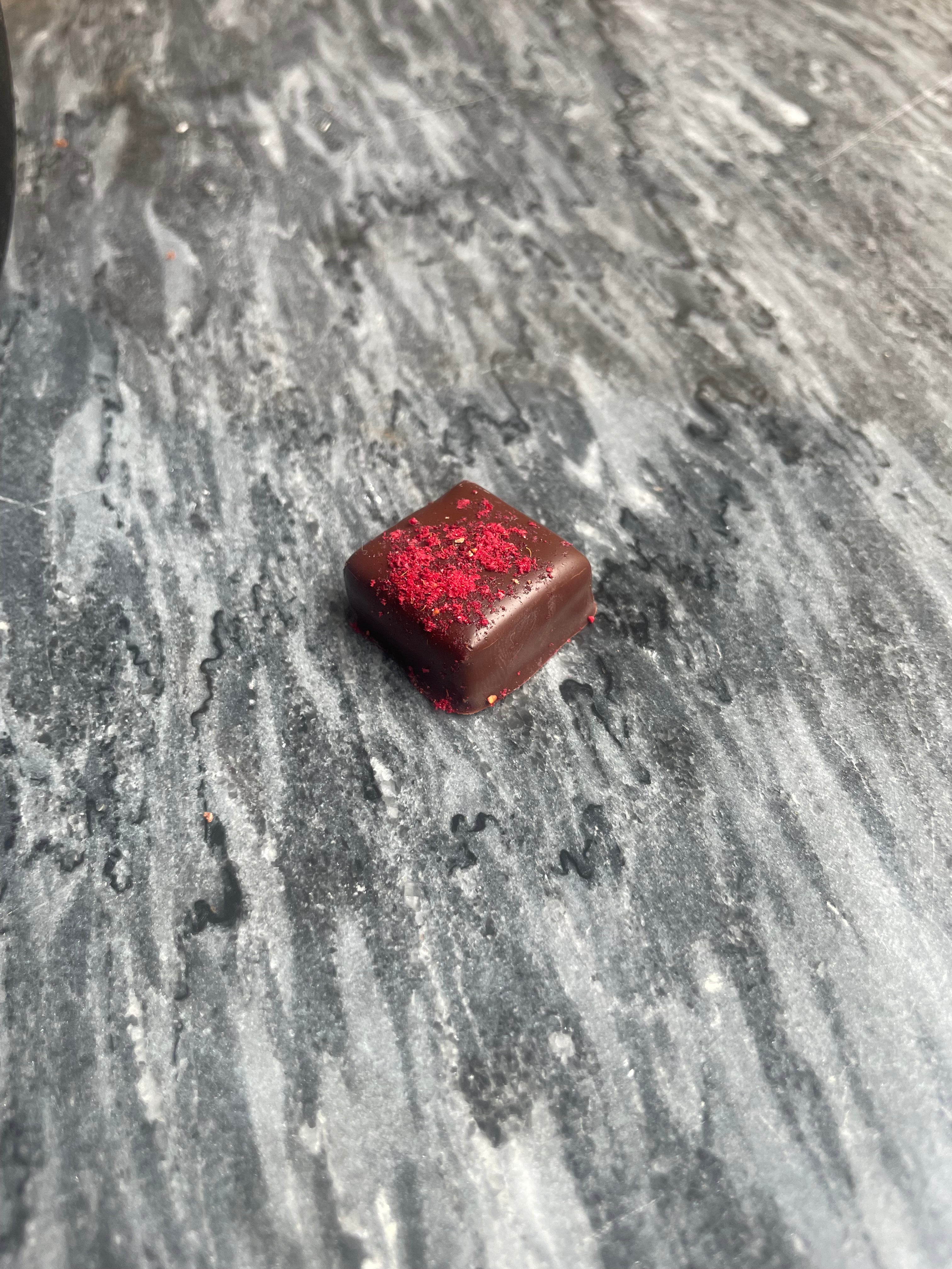 Pralin Mörk Ganache Hallon (styck)